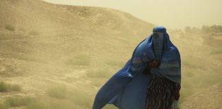 Donna afghana nei pressi di Balkh