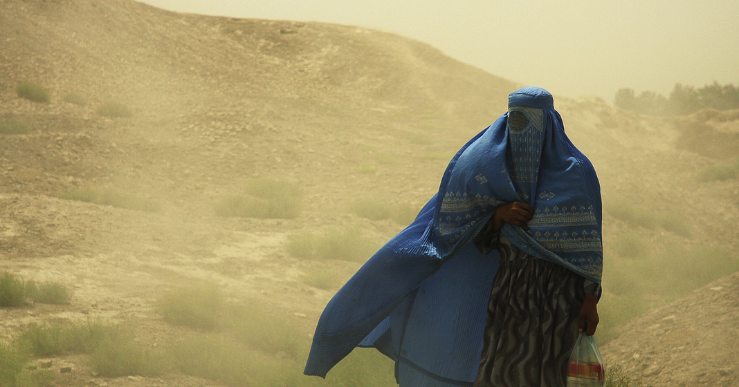 Donna afghana nei pressi di Balkh