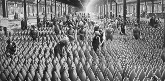 Operai in un deposito di munizioni, 1917