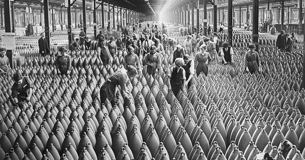 Operai in un deposito di munizioni, 1917