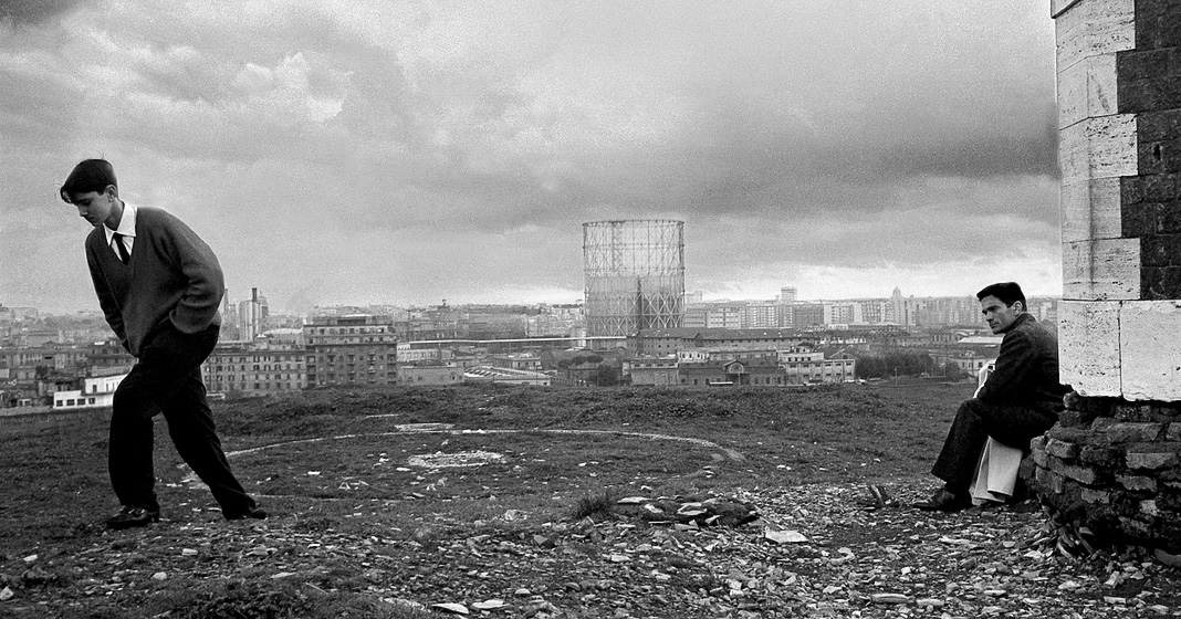 Paolo Di Paolo, Pasolini al Monte dei cocci a Testaccio, 1961