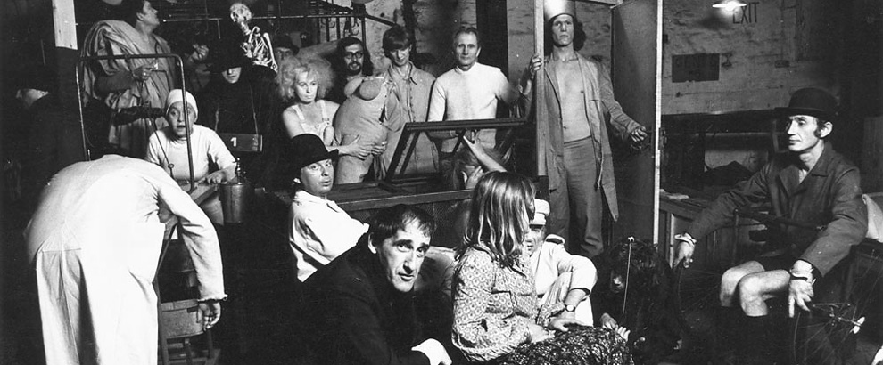 Tadeusz Kantor con gli attori del Cricot 2 nel 1973